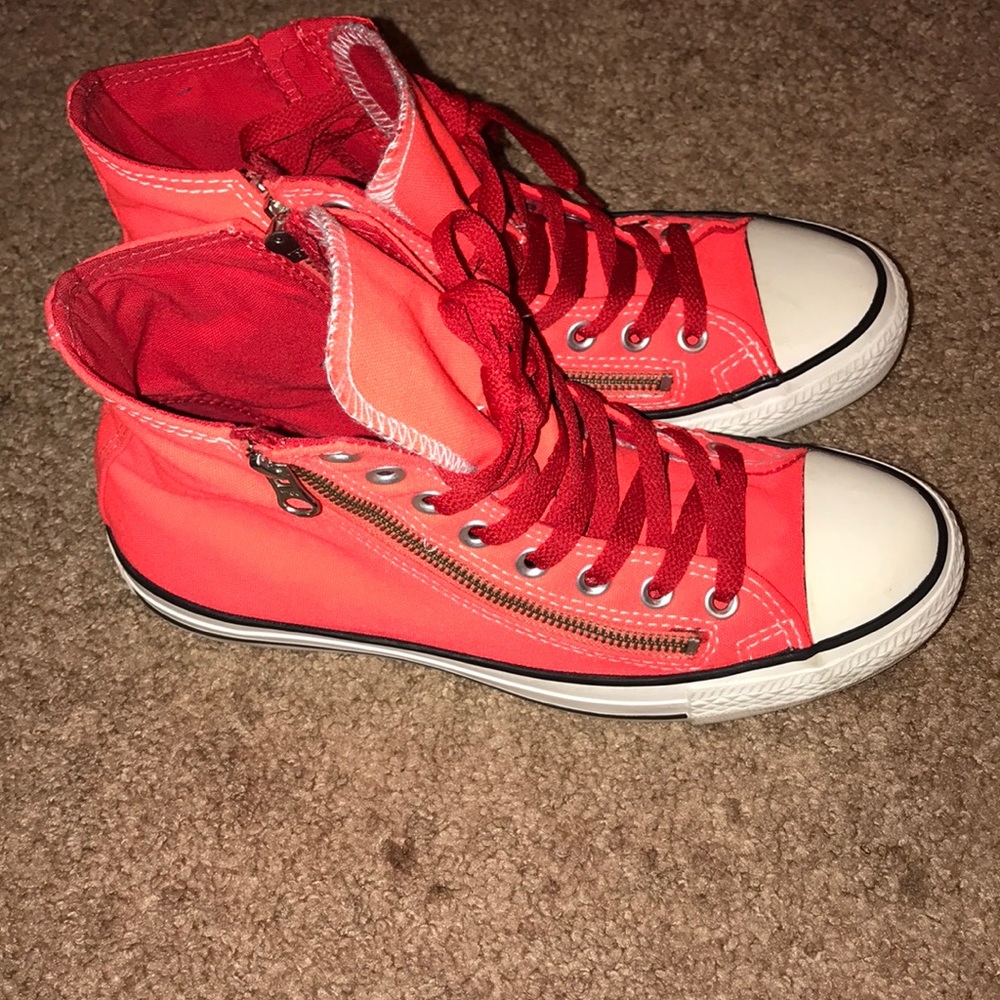 Red converse - Picture 2 of 7